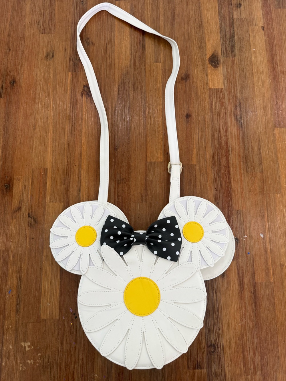 Disney White flower crossbody bag with Yellow Daisy Centers
